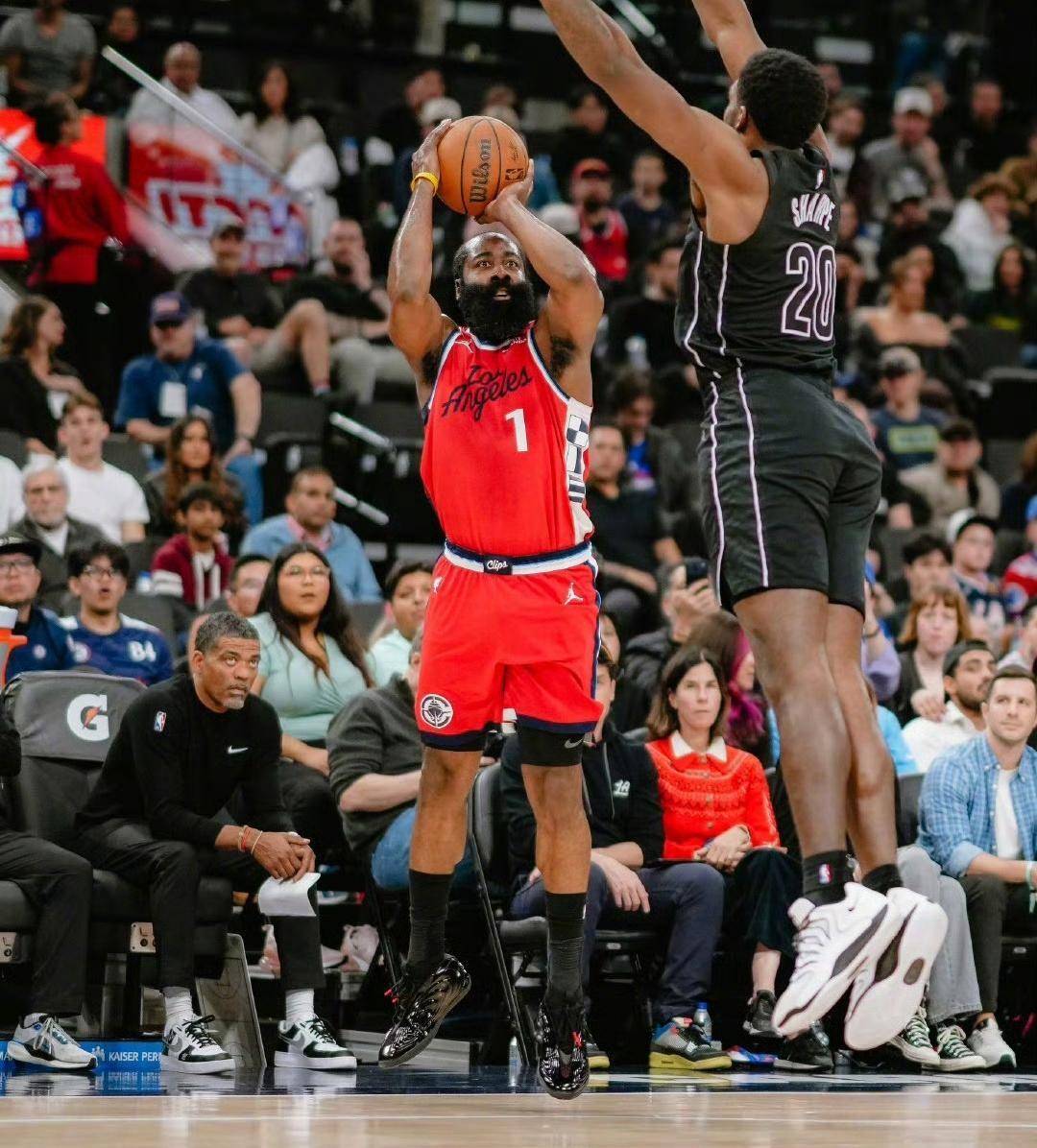 CBA常规赛赛程吃紧，费城76人国际比赛日篮板制胜，悬念犹存，团队化学反应显著的简单介绍